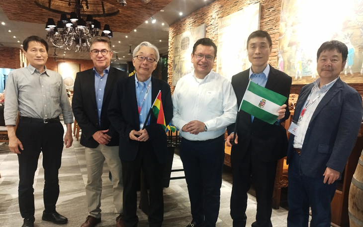 Autoridades de IBNORCA junto a expertos Comité